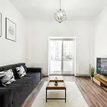 SIMPLE YET STYLISH. Piata Revolutiei Apartment