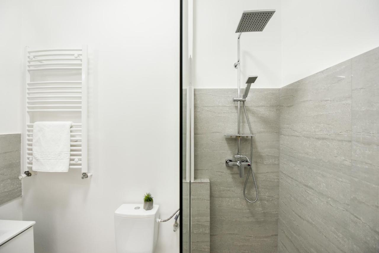 Simple Yet Stylish. Piata Revolutiei Apartment