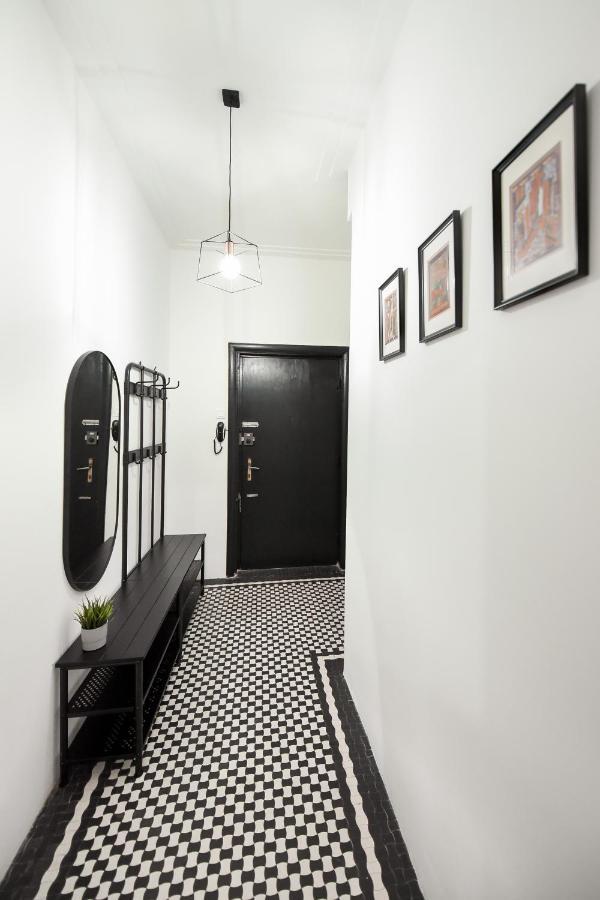 Apartment Simple Yet Stylish. Piata Revolutiei *