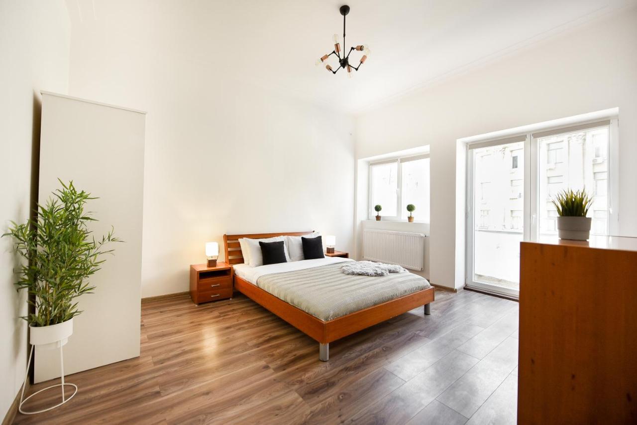 Simple Yet Stylish. Piata Revolutiei Apartment